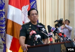 រូបឯកសារ៖ លោក ឈុំ សុជាត អ្នកនាំពាក្យក្រសួងការពារជាតិ ថ្លែងក្នុងសន្និសីទស្តីពី «ព័ត៌មានក្លែងក្លាយ អន្តរាយសន្តិសុខជាតិ» នៅទីស្តីការគណៈរដ្ឋមន្រ្តី រាជធានីភ្នំពេញ ថ្ងៃទី២៥ ខែកក្កដា ឆ្នាំ២០១៩។ (កាន់ វិច្ឆិកា/VOA)