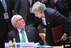 테레사 메이 영국 총리(오른쪽)와 장클로드 융커 EU 집행위원장이 13일 벨기에 브뤼셀에서 열린 유럽연합(EU) 정상회의에서 이야기를 나누고 있다.