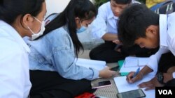 រូបឯកសារ៖ ​សិស្សានុសិស្ស​​កំពុង​អង្គុយ​មើល​មេរៀន​ក្នុង​ម៉ោង​សម្រាក អំឡុង​ការ​ប្រឡង​បាក់ឌុប នៅ​ថ្ងៃទី​២៧ ខែ​ធ្នូ ឆ្នាំ​២០២១។ (កាន់ វិច្ឆិកា/វីអូអេ)