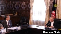 中国外交部长王毅在喀布尔同阿富汗总统加尼商谈（2017年6月24日，阿富汗总统府图片）