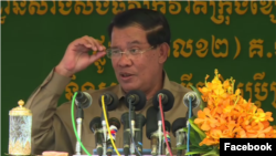 រូបឯកសារ៖ លោកនាយករដ្ឋមន្ត្រី​ហ៊ុន សែន ថ្លែងក្នុង​សុន្ទរកថា​នៅក្នុង​ពិធី​សម្ពោធ​សាងសង់​ផ្លូវ​ក្រវ៉ាត់​ក្រុង នៅ​រាជធានី​ភ្នំពេញ កាលពី​ថ្ងៃ​ចន្ទ ទី៦ ខែមីនា ឆ្នាំ២០១៧។ (រូបដកស្រង់ចេញពី​ទំព័រហ្វេសប៊ុក​លោកនាយករដ្ឋមន្ត្រី ហ៊ុន សែន)