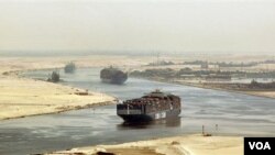 Sebuah kapal kargo melintasi Terusan Suez. (Foto: Dok)