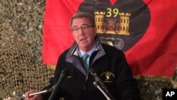 Menteri Pertahanan AS Ash Carter berbicara kepada wartawan di pangkalan udara Qayyara di Mosul, Irak (11/12). (AP/Robert Burns)