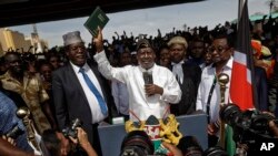 Pemimpin oposisi Kenya, Raila Odinga, memegang Kitab Suci saat berlangsungnya upacara "pengambilan sumpah jabatan" di Taman Uhuru di pusat kota Nairobi, Kenya, 30 Januari 2018.