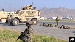 امریکایي پوځیان د کابل په هوایي ډګر کې 