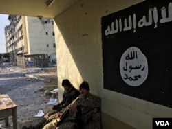 An Islamic State flag is seen on a the wall at Salam Hospital before it was removed by Iraqi forces, in Mosul, Iraq, Jan. 12, 2017. (K. Omar/VOA Kurdish)