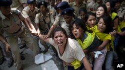 Indian policewomen detain Tibetan youth activists during a protest to highlight Chinese control over Tibet, outside the Hyderbad House in New Delhi, India, Sept. 18, 2014. 
