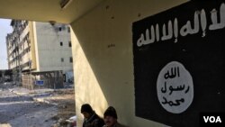 ​ទង់​ជាតិ​រដ្ឋឥស្លាម​មួយ​ត្រូវ​បាន​ឃើញ​ព្យរួ​ជញ្ចាំង​នៅ​មន្ទីរពេទ្យ​ Salam មុន​ពេល​ដែល​វា​ត្រូវ​បាន​គេ​យក​ចេញ​ដោយ​កងកម្លាំង​អ៊ីរ៉ាក់​នៅ​ទីក្រុង​ Mosul ប្រទេស​អ៊ីរ៉ាក់​កាល​ពី​ថ្ងៃទី​១២ មករា ២០១៧។(K. Omar/VOA Kurdish)