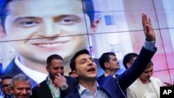 Volodymyr Zelenskiy saat berbicara di hadapan para pendukungnya di Kiev, Ukraini, 21 April 2019. (Foto: dok).