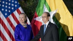 Menlu AS Hillary Clinton bertemu Presiden Burma Thein Sein di Siem Reap, Kamboja hari Jumat (13/7). 