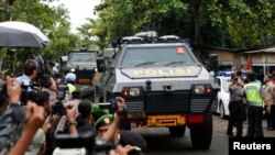 រថយន្ត​ប៉ូលិស​ដែល​ត្រូវ​បាន​ជឿ​ថា​ ដឹក​អ្នក​ទោស​អូស្រ្តាលី​ បាន​មក​ដល់​កំពង់ផែ​ដើម្បី​ជិះ​សាឡាង​ ទៅកាន់​កោះ​ Nusa Kambangan ទី​ដែល​ការ​ប្រហារជីវិត​ត្រូវ​បាន​រំពឹង​ថា​នឹង​ត្រូវ​ធ្វើ​ឡើង​។