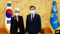 방한 중인 웬디 셔먼 미국 국무부 부장관이 22일 청와대에서 문재인 한국 대통령을 예방했다.