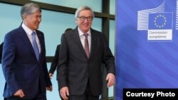 Qirg'iziston rahbari Almazbek Atambayev Yevropa Komissiyasi raisi Jan Klod Yunker bilan, Bryussel, 16-fevral, 2017