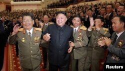 지난 10일 북한 김정은 노동당 위원장(가운데)이 리홍섭 핵무기연구소 소장(왼쪽)의 손을 맞잡고 6차 핵실험을 자축하는 축하연회에 참석했다