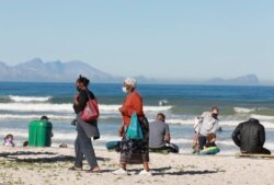 Sebuah pantai di Muizenberg, Cape Town, Afrika Selatan, Selasa 16 Juni 2020. (Foto: AP)