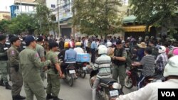 ក្រុម​សមត្ថកិច្ច​រារាំង​ក្បួន​ដង្ហែ​ញ្ញត្តិ​របស់​តំណាងរាស្រ្ត​បក្សប្រឆាំង​ទៅថ្វាយ​ព្រះមហាក្សត្រ​មួយសន្ទុះធំ មុនពេល​អនុញ្ញាត​ឲ្យ​មាន​ការ​ឆ្លង​កាត់​