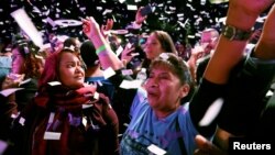 Reaksi Adrian Avella dan Mazeda Uddin dalam pesta merayakan pemilu paruh waktu untuk kandidat kongres Demokrat, Alexandria Ocasio-Cortez di New York, 6 November 2018.
