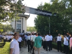 រូប​ឯកសារ៖ ពលរដ្ឋ​កម្ពុជា​នាំ​គ្នា​ចូលរួម​ប្រារព្ធ «ទិវាជាតិ​នៃ​ការ​ចង​ចាំ»​ ​ ដែល​បាន​ធ្វើ​ឡើង​នៅ​មជ្ឈ​មណ្ឌល​ប្រ​ល័យ​ពូជសាសន៍​ជើងឯក​ រាជធានី​ភ្នំពេញ ថ្ងៃទី​២០​ ខែ​ឧសភា​ ឆ្នាំ​២០១៩។ (ហ៊ុល រស្មី​/VOA)