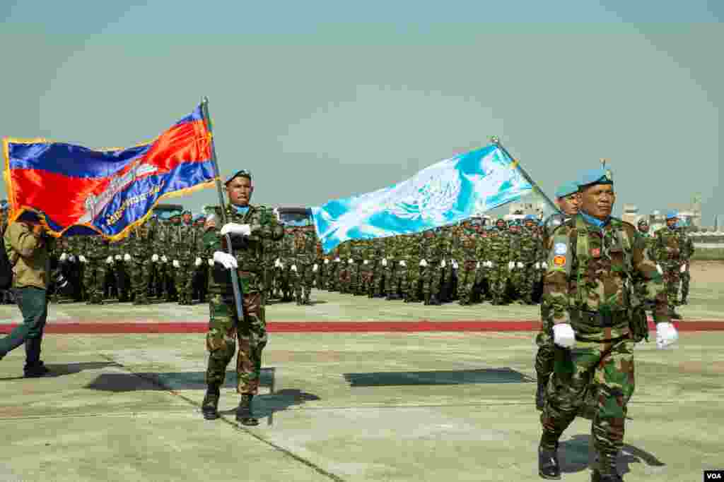 ​ទិដ្ឋភាព​ទូទៅ​ក្នុង​ពិធី​ជូនដំណើរ​កង​វិស្វកម្ម​លេ​ខ៥៩៤​ ទៅចូល​រួម​បេសក​កម្ម​រក្សា​សន្តិភាព​ក្រោម​ស្លាក​អង្គការ​សហ​ប្រជា​ជាតិ​ ​នៅ​សាធារណរដ្ឋ​អាហ្វ្រិក​កណ្តាល ​​កាល​ពី​ព្រឹក​ថ្ងៃ​សុក្រ​ ទី​០២ ខែ​ វិច្ឆិកា ឆ្នាំ២០១៨ ​នៅ​មូលដ្ឋាន​ទ័ព​អាកាស​ពោធិ៍​ចិន​តុង​ ​រាជធានី​ភ្នំពេញ ប្រទេស​កម្ពុជា។(ទុំ ម្លិះ/VOA)