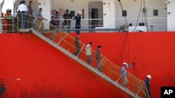 Des migrants afghans allant en Australie au port de Cilegon, en Indonésie, le 9 avril 2012.