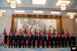 스티븐 므누신 미 재무장관이 이끄는 미 무역 협상대표단과 류허 중국 부총리가 주도로하는 중국 대표단이 1일 베이징 댜오위타이 국빈관에서 포즈를 취하고 있다.