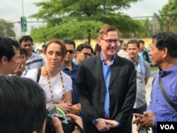 លោកMichael Newbill (ឈរ​នៅ​កណ្តាល) អនុ​ប្រធាន​ស្ថាន​បេសកកម្ម​ការទូត​សហរដ្ឋ​អាមេរិក​ប្រចាំ​កម្ពុជា​ ចូលរួម​ជាមួយ​ក្រុម​អង្គការ​សង្គម​ស៊ីវិល​ក្នុង​ពិធី​រំឭក​ខួប​លើក​ទី​២៨ នៃ​ការ​ចុះ​ហត្ថលេខា​លើ​កិច្ចព្រមព្រៀង​ទីក្រុង​ប៉ារីស រៀបចំ​ក្នុង​ទីក្រុង​ភ្នំពេញ​នៅ​ថ្ងៃទី​២៣ ខែ​ តុលា​ ឆ្នាំ​២០១៩។ (ហ៊ុល រស្មី/VOA)