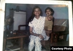 រូបថតនាង Jannies Nguyen កាលពីនៅតូចជាមួយនឹងម្តាយរបស់នាង។ (រូបថតផ្តល់ឲ្យដោយ Jannies Nguyen)