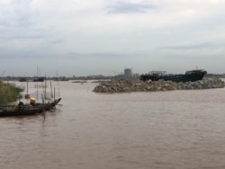 កន្លែង​ចាក់ថ្ម​ចូល​ទឹកទន្លេ​ដែល​ស្ថិត​ក្នុង​ភូមិ​អរិយក្សត្រ ស្រុកល្វាឯម ខេត្តកណ្តាល កាលពី​ថ្ងៃទី៤ ខែកក្កដា ឆ្នាំ២០២១។ (ស៊ុន ណារិន/វីអូអេ)