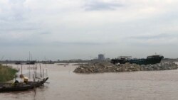 កន្លែង​ចាក់ថ្ម​ចូល​ទឹកទន្លេ​ដែល​ស្ថិត​ក្នុង​ភូមិ​អរិយក្សត្រ ស្រុកល្វាឯម ខេត្តកណ្តាល កាលពី​ថ្ងៃទី៤ ខែកក្កដា ឆ្នាំ២០២១។ (ស៊ុន ណារិន/វីអូអេ)