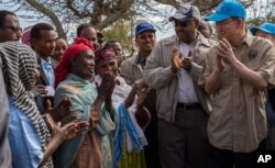 የተባበሩት መንግሥታት ድርጅት ዋና ጸሓፊ ባን ኪ ሙን በኢትዮጵያ የተከሰተውን ድርቅና የምግብ እጥረት ሁናቴ በቅርብ ለመከታተል ወደ ኢትዮጵያ በተጓዙበት ወቅት የተነሳ ፎቶ