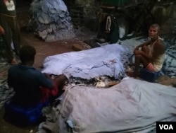 吴先生弟弟的制革厂里，印度工人正在硝制牛皮。（美国之音朱诺拍摄，2016年10月18日）