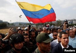 후안 과이도 베네수엘라 국회의장이 30일 군인들과 함께 있는 동영상을 인터넷에 올리고, 니콜라스 마두로 정권을 몰아낼 것을 국민들에게 촉구했다.