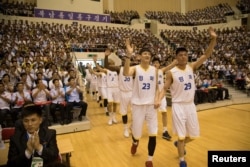 지난 4일 평양 류경정주영체육관에서 열린 남북통일농구 혼합경기에서 남측단과 북측단이 함께 입장하고 있다.