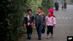 Des enfants migrants se rendent à l'école en Hollande le 8 octobre 2015.