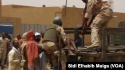 Militer Mali membawa korban serangan di Gao, Mali, 1 Juli 2018.