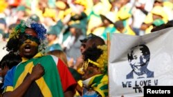 630/5000
Un fan gesticule avant le début du match du Championnat de rugby entre l'Afrique du Sud et l'Argentine, au stade de la ville de football à Soweto, le 17 août 2013.