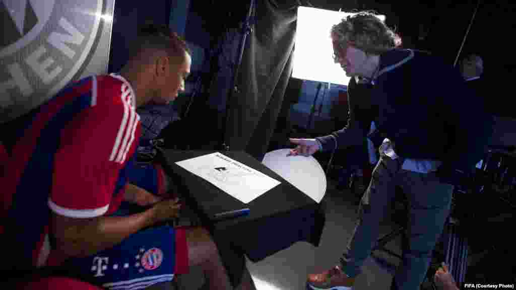 La Fifa lance la campagne &quot;11 contre Ebola&quot;, mettant en vedette du Real Madrid Cristiano Ronaldo, Neymar Jr de Barcelone, Didier Drogba de Chelsea et du Bayern Munich Philipp Lahm, entre autres, avec la promotion de 11 messages simples de santé contre l&rsquo;épidemie en Afrique de l&rsquo;Ouest.