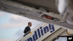 Presiden AS Barack Obama naik ke pesawat Air Force One di bandar udara internasional Eleftherios Venizelos, Athena (16/11). (AP/Pablo Martinez Monsivais)