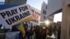 Para pendukung Ukraina berdemo di Toronto, Ontario, Kanada, setelah Rusia melancarkan invasi terhadap Ukraina, pada 24 Februari 2022. (Foto: Reuters/Nick Lachance)