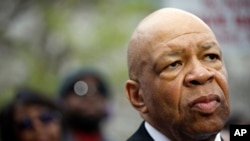 Anggota Kongers Elijah Cummings di luar Balai Kota Baltimore berbicara mengenai tuntutan hukum terhadap enam polisi terkait kematian Freddie Gray, 1 Mei 2015.