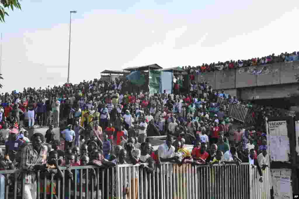 나렌드라 모디 인도 총리가 뉴델리 공항에 도착한 압둘 칼람 전 인도 대통령 유해에 애도를 표하고 있다. 칼람 전 대통령은 27일 대학 강의 도중 심장마비로 쓰러져 향년 83세의 나이로 생을 마감했다.