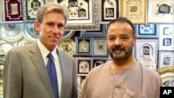 Decenas de personas desafían el frío y las gélidas aguas del Atlántico, en una &quot;carrera de pingüinos&quot; benéfica en la playa de Ocean City, Nueva Jersey. [Fotos: Mitzi Macías, VOA].