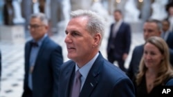 Mbunge Kevin McCarthy akiondoka katika ukumbi wa Bunge baada ya kuondolewa kama Spika wa Bunge mjini Washington Dc Jumanne, Oktoba 3, 2023