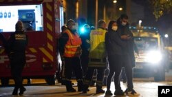 ប៉ូលិសកំពុងត្រួតពិនិត្យកន្លែងកើតហេតុនៃករណីបាញ់អាចារ្យគ្រិស្សាសនា​និកាយ Orthodox សញ្ជាតិ​ក្រិច​នៅ​ទីក្រុង​លីយ៉ុង ប្រទេសបារាំង កាលពីថ្ងៃទី៣១ ខែតុលា ឆ្នាំ២០២០។