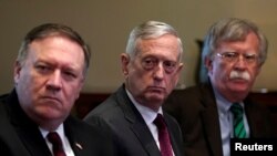 រូបឯកសារ៖ (ពីឆ្វេង​ទៅ​ស្ដាំ) រដ្ឋ​មន្ត្រី​ការបរទេស​សហរដ្ឋ​អាមេរិក លោក Mike Pompeo ​រដ្ឋ​មន្ត្រី​ការពារ​ប្រទេស James Mattis និង​ទីប្រឹក្សា John Bolton ស្ដាប់​ការ​ថ្លែង​របស់​លោក​ ត្រាំ នៅ​សេត​វិមាន។