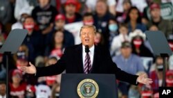 도널드 트럼프 미국 대통령이 22일 펜실베이니아주 문타운십에서 열린 유세에서 연설하고 있다.