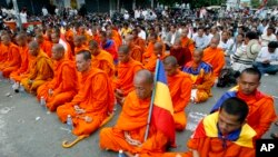 ព្រះសង្ឃ​ខ្មែរក្រោម​និង​បាតុករ​ស្មឹងស្មាធិ៍​​​អស់​រយៈ​ពេល​៥​នាទី​ក្នុង​អំឡុង​បាតុកម្ម​នៅ​មុខ​ស្ថានទូត​វៀតណាម​នៅ​ក្រុង​ភ្នំពេញ​កាល​ពី​ថ្ងៃ​ពុធ​ទី​១៣ ខែ​សីហា ឆ្នាំ​២០១៤។