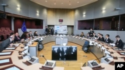 មន្ត្រី​សហភាព​អឺរ៉ុប ជប៉ុន និង​សហរដ្ឋ​អាមេរិក​ជួប​ប្រជុំ​នៅ​ទីស្នាក់ការ​កណ្តាល​របស់​សហភាព​អឹរ៉ុប នៅ​ក្នុង​ក្រុង​ប៊្រុចសែល កាលពីថ្ងៃទី១០ ខែមីនា ឆ្នាំ២០១៨។ សហភាព​អឺរ៉ុប​កំពុង​ទាមទារ​ការ​បញ្ជាក់​ពី​រដ្ឋាភិបាល​ក្រុង​វ៉ាស៊ីនតោន​ថា​តើ ប្លុក​ប្រទេស​២៨​នេះ​នឹង​ទទួល​បាន​ការ​លើក​លែង​ពន្ធ​លើ​ដែក​ថែប​ និង​អាលុយមីញ៉ូម​ឬ​យ៉ាង​ណា។ 