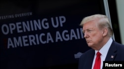 도널드 트럼프 미국 대통령이 27일 백악관에서 코로나 바이러스 태스크포스(TF) 브리핑을 하고 있다. 