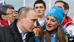 Ruski predsednik Vladimir Putin sa ruskim Olimpijcima (arhiva) 